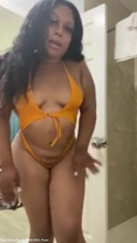 Pozowanie potrząsając moim tyłkiem w seksownym bikini