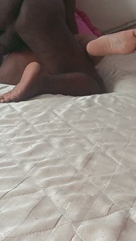 Baldızınızın penisi sadece kaşıntılı, bu yüzden sürekli yalanması için sorup duruyor, hadi hep birlikte yalayalım