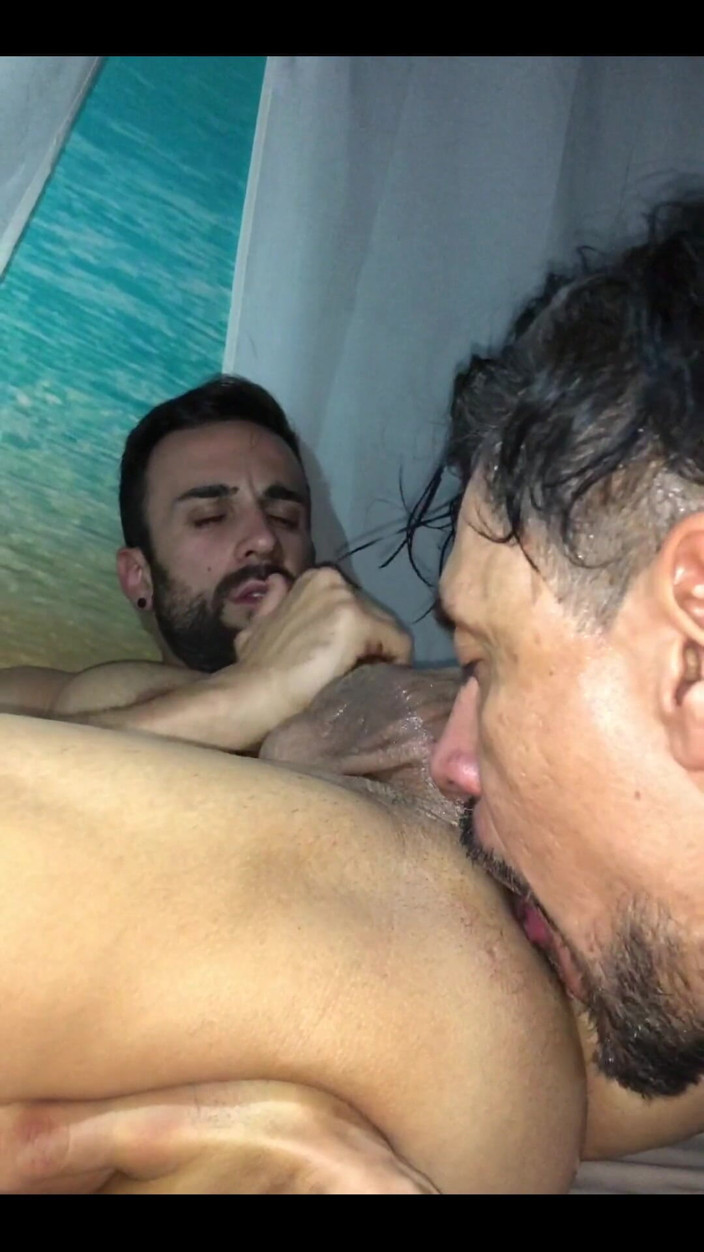 Zeus Ray: Arkadaşım Göt Deliğimi Sikiyor