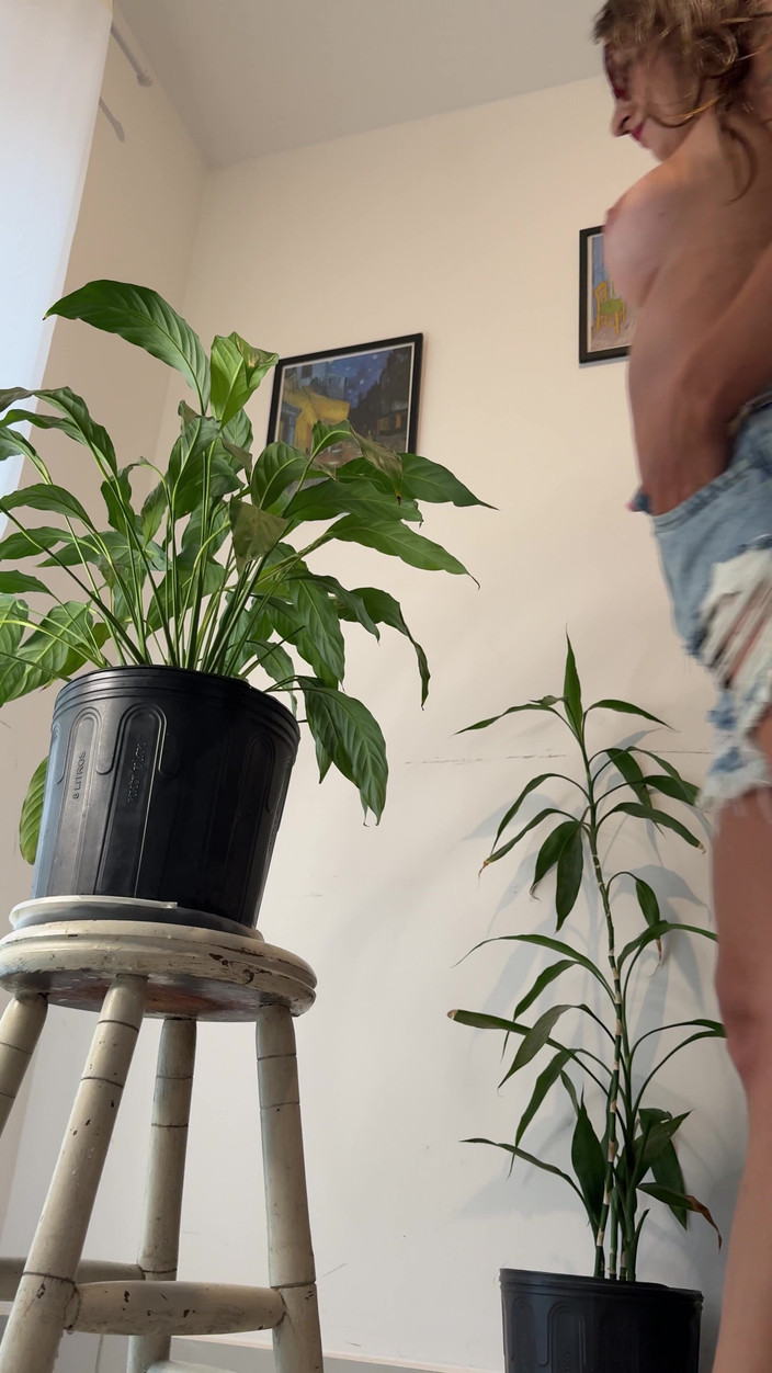 Rebeca Juicy: Compilation 12 - Pipì sui fiori di una povera pianta!!