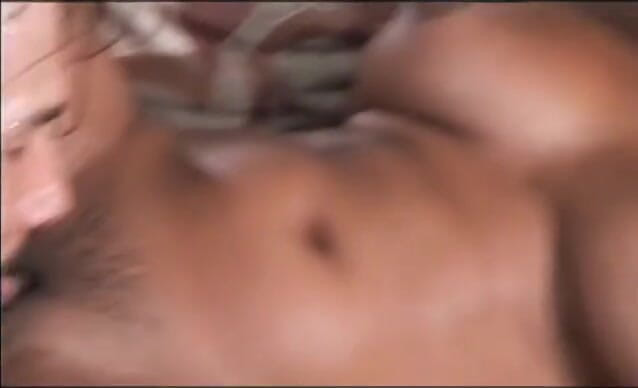 Butt Paradise: Lo stallone bianco si da mangiare la figa nera sul...