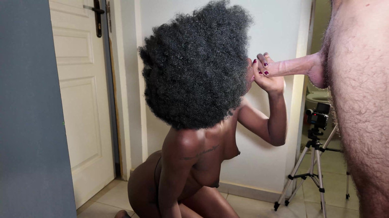 Bam-bulax: Esperma nojento que ela tem que suportar na boca