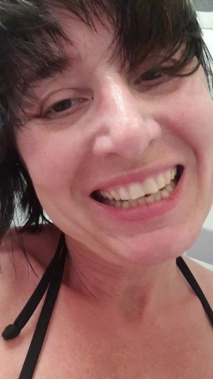 JulieEroticDress: Orta yaşlı seksi kadın halka açık kamp duşında derin orgazm...