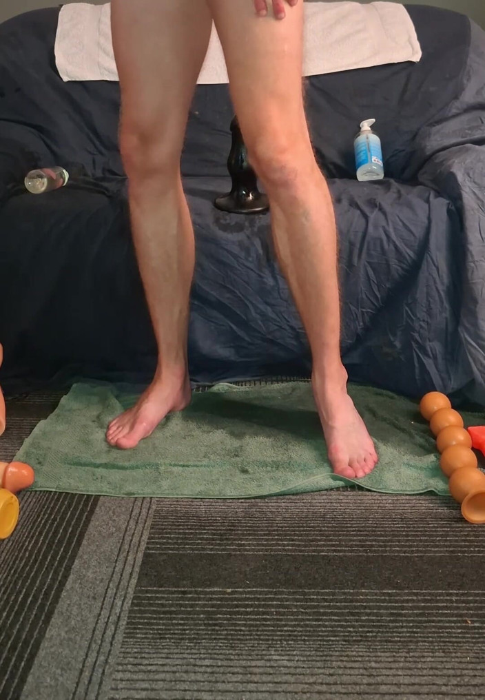 NoFace Twink X: Gay twink sexy călărește mai multe vibratoare uriașe și are orgasme...