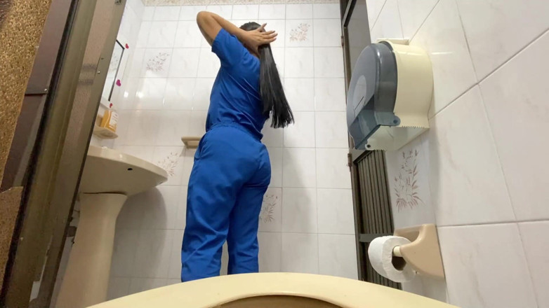 irina69star: Kamera hemşireyi hastane banyosunda işerken yakalıyor (büyük jet)