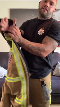 Bombero Andy se corre