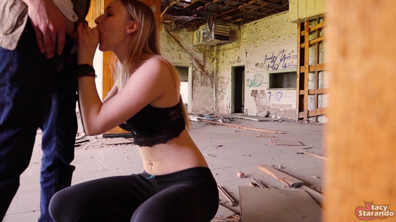 Stacy Starando: Belo sexo com uma garota em um prédio abandonado
