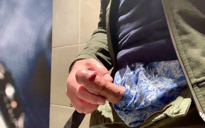 Tjenner: Sacudiendo mi polla en el baño público en el aeropuerto