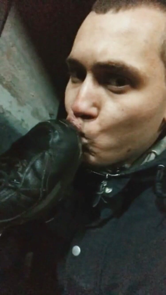 Merry Bell: Lèche la semelle sale mon esclave basket