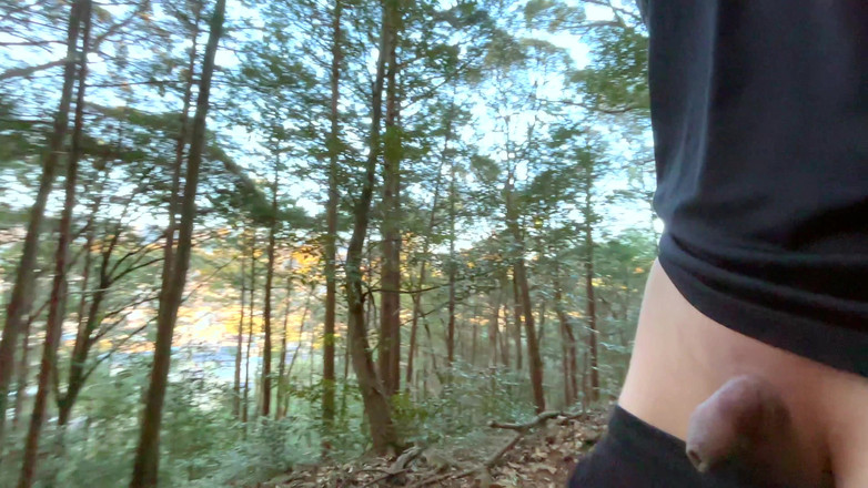 hueikun: Băiat cu prezervător care se expune în lemn și se