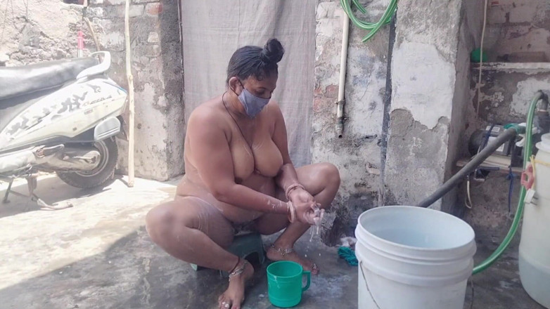 Yourgeeta8899: Sexy video indické Bhabhi při koupání