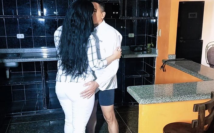 Nadia the big ass moroccan: Менеджер трахає свою секретарку на кухні після того, як він смокче свій член, облизує її груди та пизду