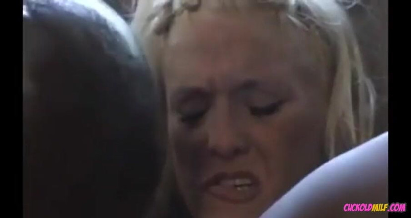 Cuckold MILF: Milf încornorat - milf încornorat suntem totul despre joc încornorat. Eu și prietenii mei suntem...