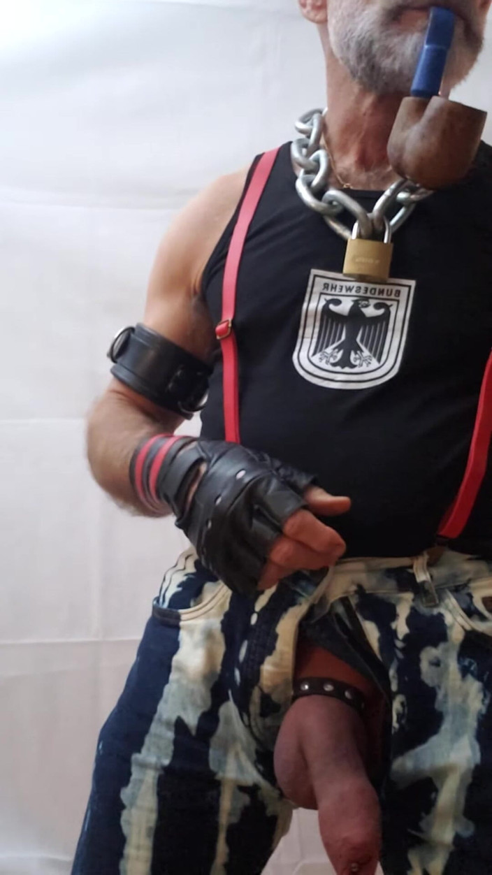 Muscles Cigar FFPig: 몬스터튜브에서 공과 자지를 펌핑하는 파이프 아빠