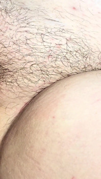Clitoris uriaș pe care îl stimulez cu mâinile mele (de aproape)