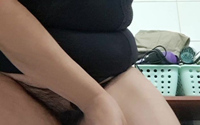 Mommy big hairy pussy: 尿液填满的膀胱
