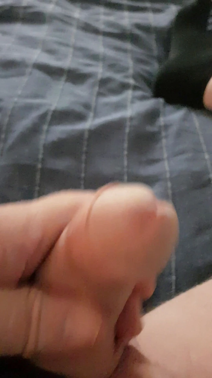 Pellefnatt: Я лежала и ласкаю мой член и дрочу его, долго