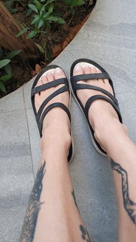 거리에서 슬리퍼를 신은 사랑스러운 발