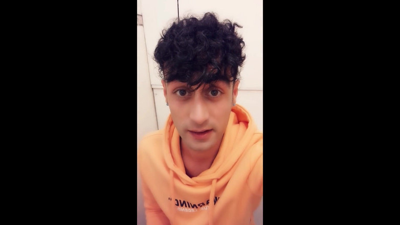 Idmir Sugary: Twink mencoba kencing di toilet seperti wanita. Duduk kencing sama...