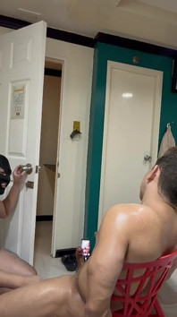 Alraedy mi başladın? Pinoy Twink sert elle muamele çekiyor