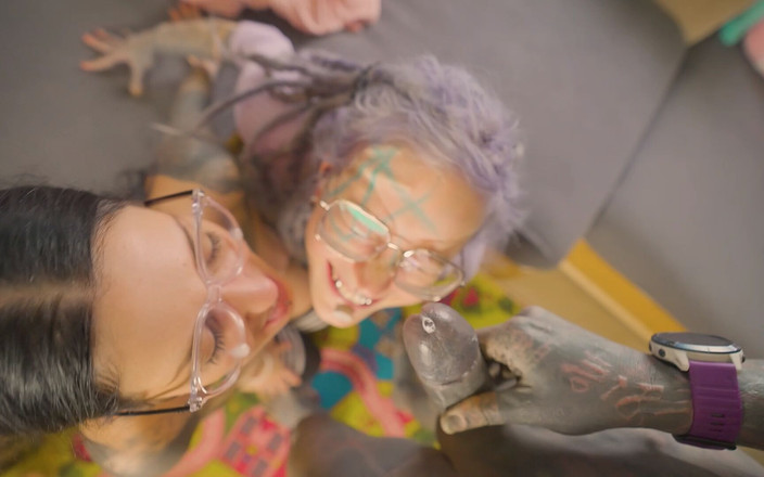 Anuskatzz: 第一人称视角 与纹身鸡巴和厚哥特宝贝肛交三人行