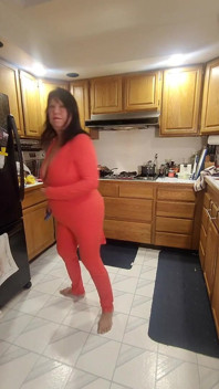 Indosso i miei pantaloni lunghi con un lembo del culo mentre scopo in cucina
