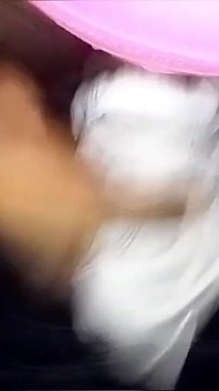 Šedé pero je vloženo do spermatu