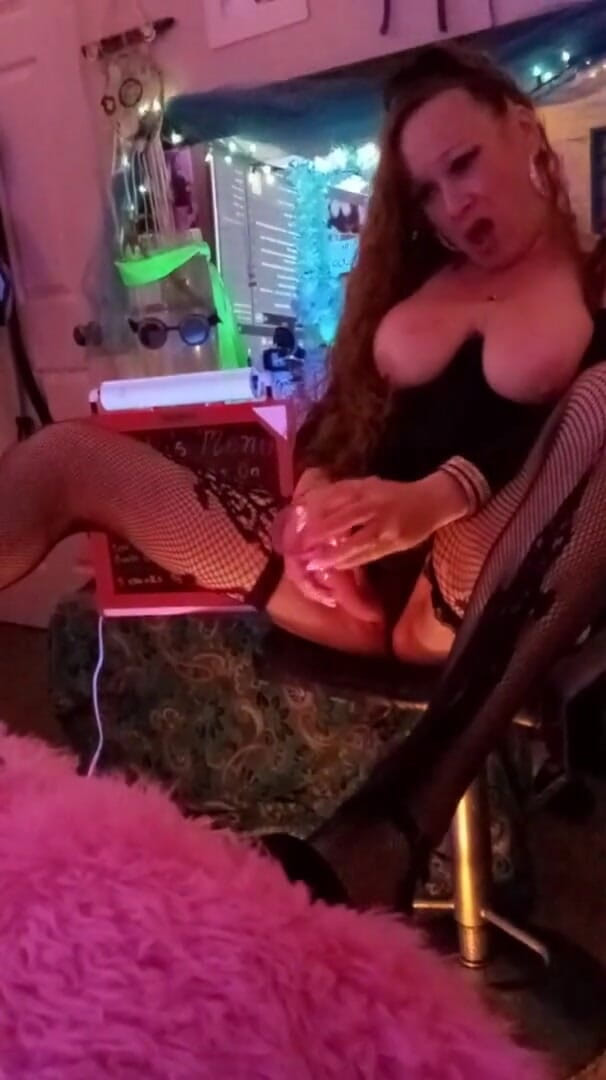 Kittys lounge: kattunge älskar att spruta live