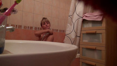 All Those Girlfriends: Ho messo una videocamera per guardare Bella in bagno