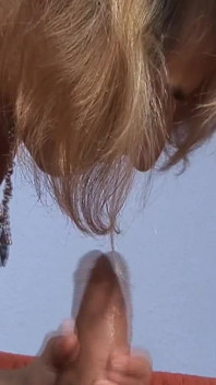Blonďatá MILF deepthroats pulzující péro před nedbalou jízdou
