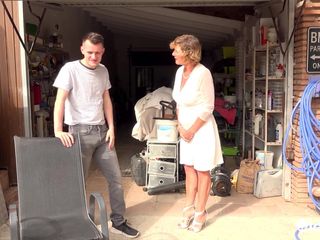 Old Nanny: Agedlove - madura fode com Sam durante uma venda de garagem