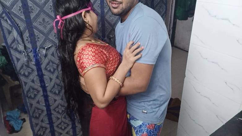 Hindi-Sex: ホットなデジ熟女が完璧な戦利品でチンポに乗る - 本物のアマチュア自家製インドヒンディー語セックス