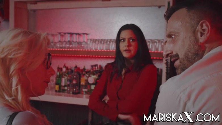 Mariska x: Mariska kız arkadaşı Tina'nın sikilmesini seviyor