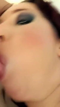 Trójkąt miłosny z młodą brunetką dostaje wszystkie dziury wypełnione w POV