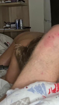 Hete vrouw weet hoe ze haar tong en mond moet gebruiken