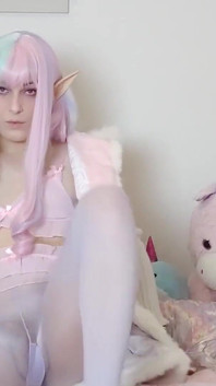 Ayria Moon em uma peruca de arco-íris pastel esfrega seu pau em meia-calça