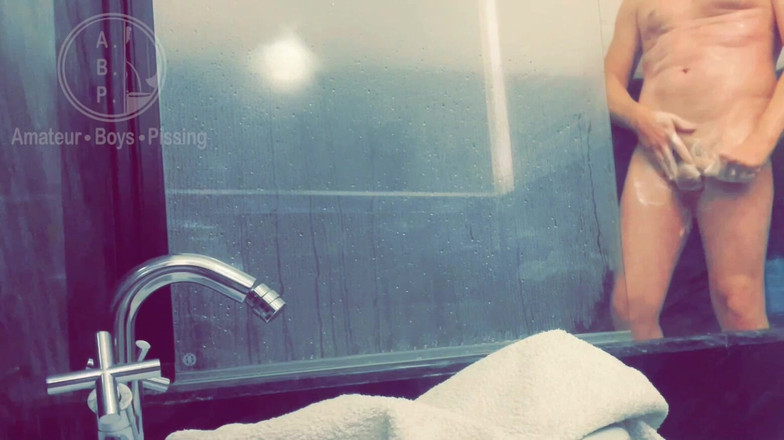 AmateurBoysPissing: Bledá bílá zrzavá spolubydlící přistižena při chcaní ve sprše