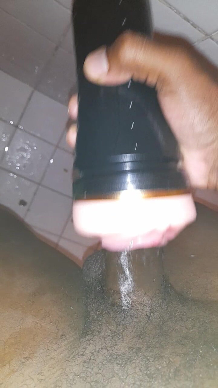 Black guy: Masturbándose S9 E9