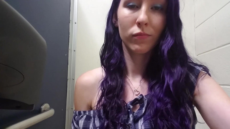Brooke Dillinger: V350 público intermitente y follada con consolador