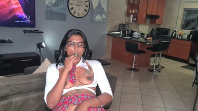 domslutfucker: Desi ubrana w seksowny strój, masturbuje się Lollipopem