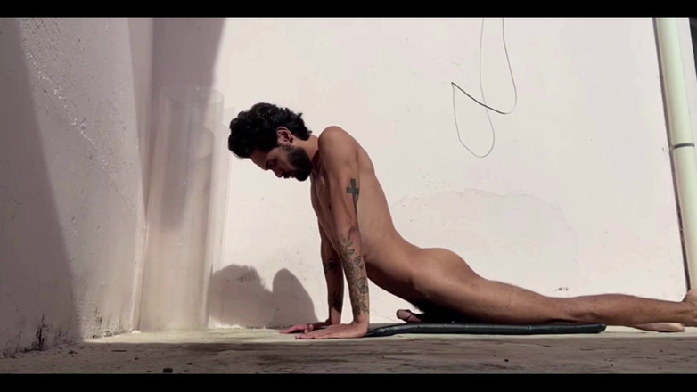 arabeputo: Étirement dans le matin excité.