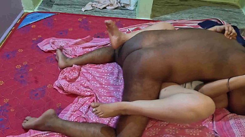 Sexy sindu: Tatie nue complète sur le lit