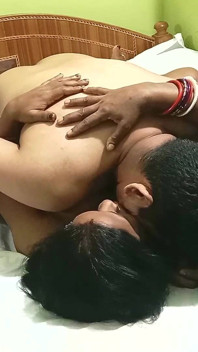 Indická vdaná Bhabhi Sangeeta Hot Kamasutra má po dlouhé době sex s přítelem