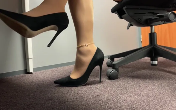 Niki studio: Lihat kakiku dengan sepatu hak tinggi di bawah meja