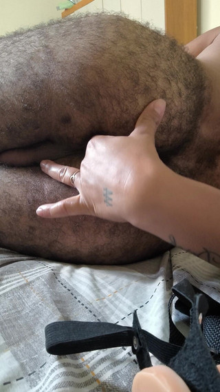 Secreta: Anální prstění v jeho zadku