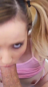 Nettes blondes teen Holly Travis keine hände blowjob und spermaschlucken