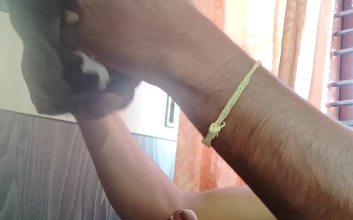 HornyHunk: J’huile ma bite et je me masturbe avec la culotte...