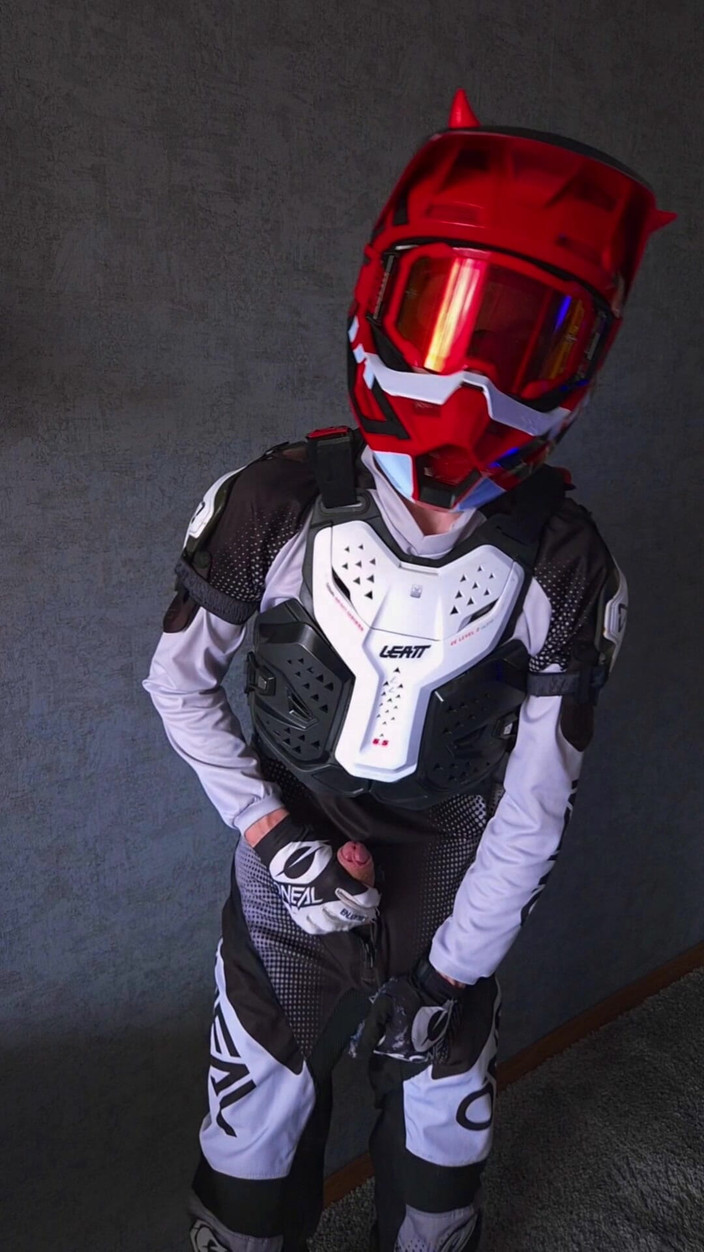 Sneakersmax98: Сперма на шлеме, пока никто не смотрел.