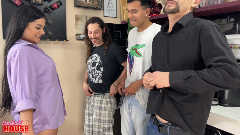 CuckoldHouse: Evli genç Cuckold House'da anal seksle sikişiyor