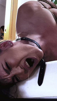 Agony dans le bondage à la corde